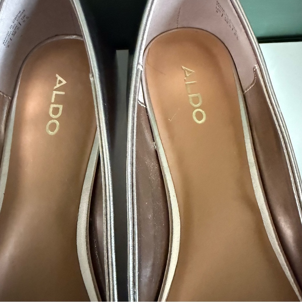 ALDO Maddelyn Pointed Toe Flats Bow Cap Toe Gold Black NWOT - Picture 10 of 10